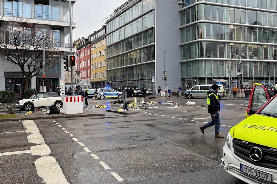 ervizi di emergenza sul posto dopo che un’auto si è schiantata contro un gruppo di persone che partecipavano a una manifestazione del sindacato Ver.di a Monaco di Baviera, Germania, il 13 febbraio 2025. Secondo le dichiarazioni della polizia di Monaco, almeno 20 persone sono rimaste ferite, due delle quali gravemente. Il conducente del veicolo coinvolto nell’incidente è un richiedente asilo afghano di 24 anni che è stato arrestato. EPA/vifogra / Paul (EPA)