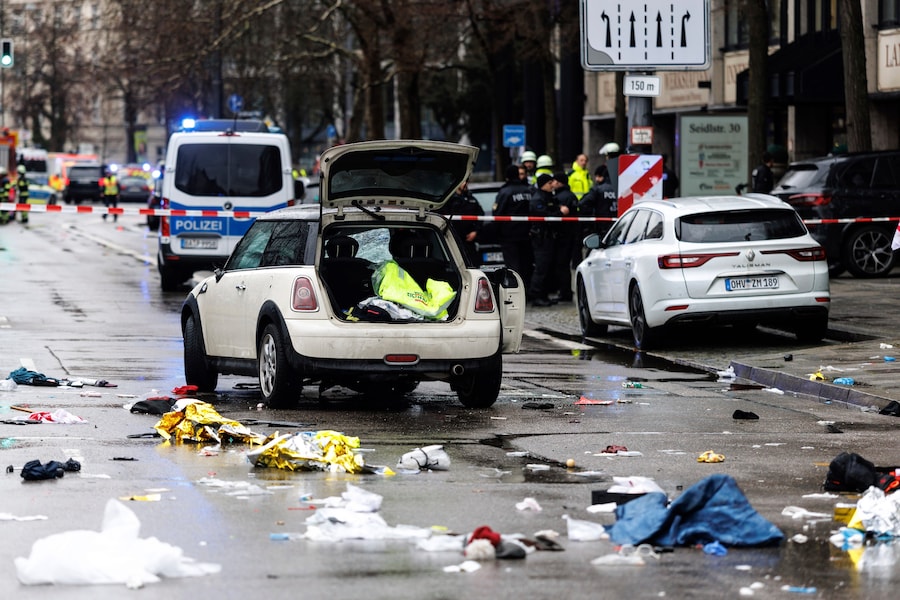 I servizi di emergenza intervengono sulla scena di un incidente dopo che un conducente ha investito un gruppo di persone a Monaco, (Matthias Balk/dpa via AP) (APN)