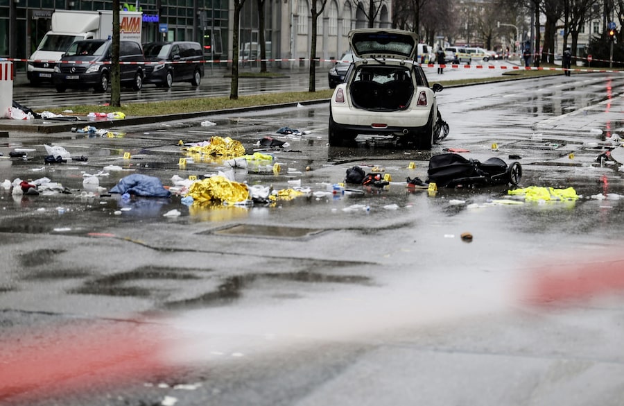 Una vista generale mostra la scena dopo che un veicolo è entrato in una manifestazione Ver.di a Monaco di Baviera, in Germania, il 13 febbraio 2025. Secondo le dichiarazioni della polizia di Monaco, almeno 28 persone sono rimaste ferite, due delle quali gravemente. Il conducente del veicolo coinvolto nell’incidente, un richiedente asilo afghano di 24 anni, è stato arrestato, ha aggiunto la polizia. EPA/RONALD WITTEK (EPA)