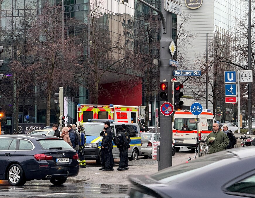 Una vista generale mostra la scena dopo che un veicolo è entrato in una manifestazione Ver.di a Monaco di Baviera, in Germania, il 13 febbraio 2025. Secondo le dichiarazioni della polizia di Monaco, almeno 28 persone sono rimaste ferite, due delle quali gravemente. Il conducente del veicolo coinvolto nell’incidente, un richiedente asilo afghano di 24 anni, è stato arrestato, ha aggiunto la polizia. EPA/vifogra / Paul (EPA)