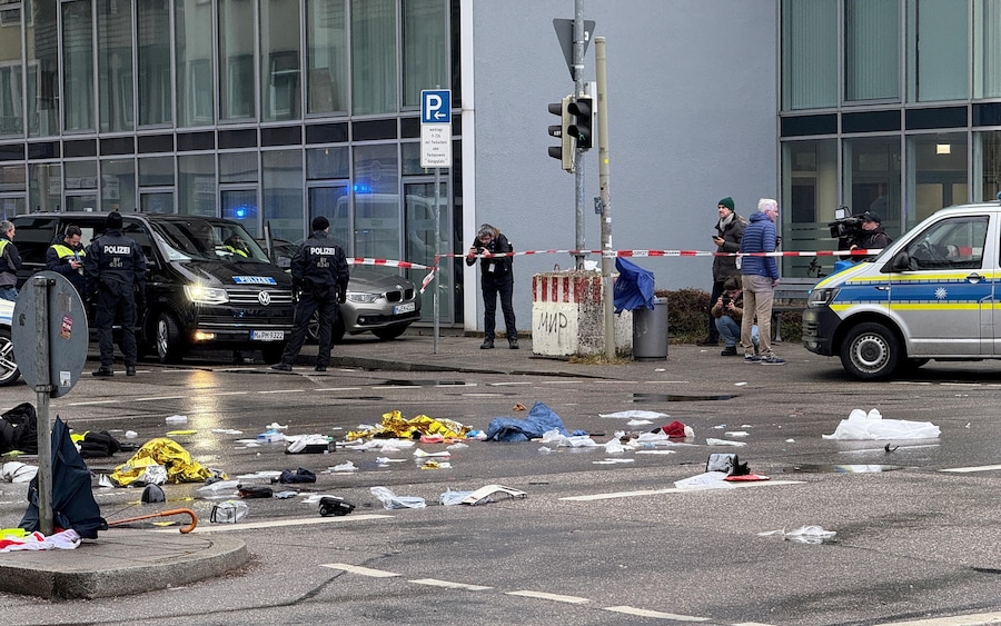 Una vista generale mostra la scena dopo che un veicolo è entrato in una manifestazione Ver.di a Monaco di Baviera, in Germania, il 13 febbraio 2025. Secondo le dichiarazioni della polizia di Monaco, almeno 28 persone sono rimaste ferite, due delle quali gravemente. Il conducente del veicolo coinvolto nell’incidente, un richiedente asilo afghano di 24 anni, è stato arrestato, ha aggiunto la polizia.. EPA/vifogra / Paul (EPA)