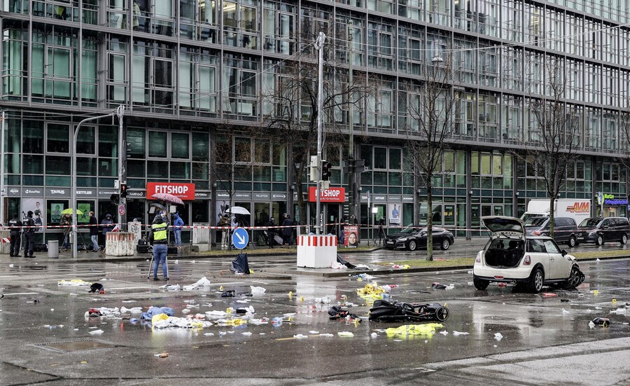 Una vista generale mostra la scena dopo che un veicolo è entrato in una manifestazione Ver.di a Monaco di Baviera, in Germania, il 13 febbraio 2025. Secondo le dichiarazioni della polizia di Monaco, almeno 28 persone sono rimaste ferite, due delle quali gravemente. Il conducente del veicolo coinvolto nell’incidente, un richiedente asilo afghano di 24 anni, è stato arrestato, ha aggiunto la polizia. EPA/RONALD WITTEK (EPA)