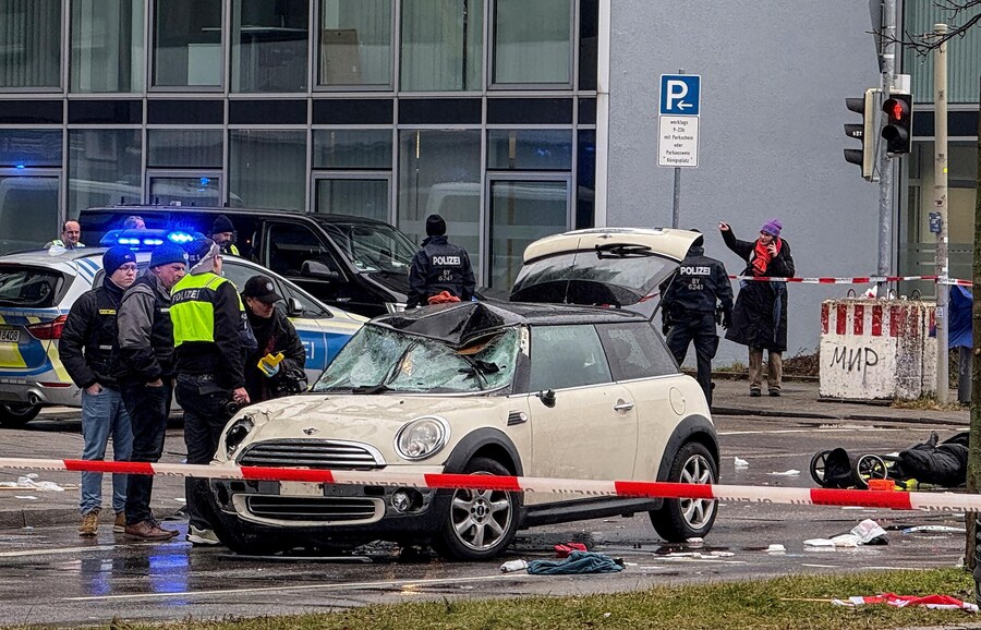 Servizi di emergenza sul posto dopo che un’auto si è schiantata contro un gruppo di persone che partecipavano a una manifestazione del sindacato Ver.di a Monaco di Baviera, Germania, il 13 febbraio 2025. Secondo le dichiarazioni della polizia di Monaco, almeno 20 persone sono rimaste ferite, due delle quali gravemente, e un sospetto è stato preso in custodia. EPA/vifogra / Paul (EPA)