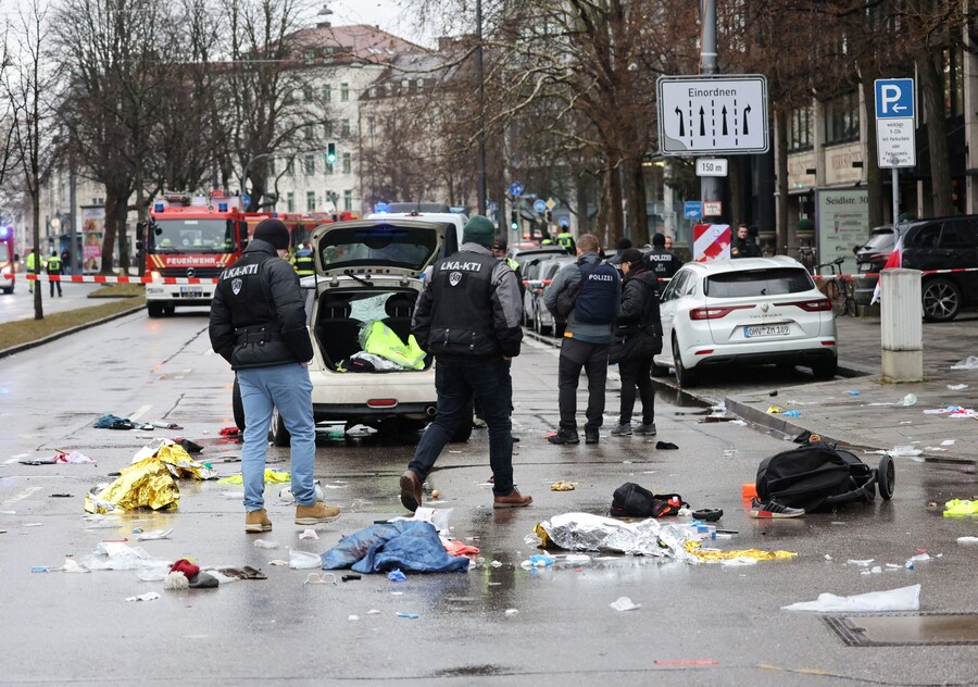 La polizia passa davanti a un’auto che si è riversata sulla folla a Monaco, in Germania, il 13 febbraio 2025, ferendo diverse persone. REUTERS/Wolfgang Rattay (REUTERS)