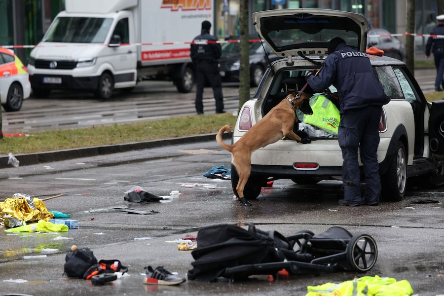 La polizia interviene con un cane antidroga contro un’auto che si è schiantata sulla folla a Monaco, in Germania, il 13 febbraio 2025, ferendo diverse persone. REUTERS/Wolfgang Rattay (REUTERS)
