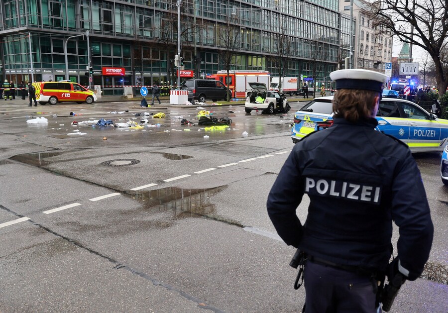 La polizia interviene con un cane antidroga contro un’auto che si è schiantata sulla folla a Monaco, in Germania, il 13 febbraio 2025, ferendo diverse persone. REUTERS/Wolfgang Rattay (REUTERS)