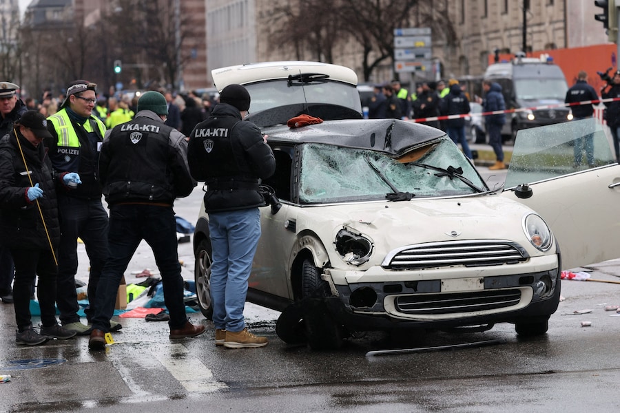 La polizia interviene con un cane antidroga contro un’auto che si è schiantata sulla folla a Monaco, in Germania, il 13 febbraio 2025, ferendo diverse persone REUTERS/Wolfgang Rattay (REUTERS)
