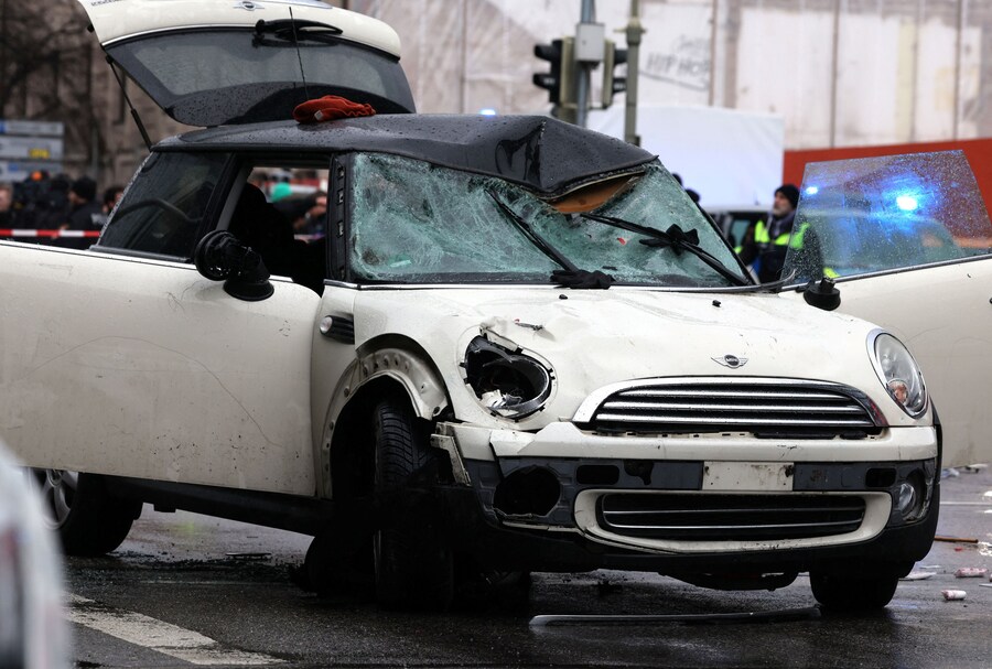 Il parabrezza danneggiato di un’auto è raffigurato dopo che si è schiantata sulla folla a Monaco, in Germania, il 13 febbraio 2025, ferendo diverse persone. REUTERS/Wolfgang Rattay (REUTERS)