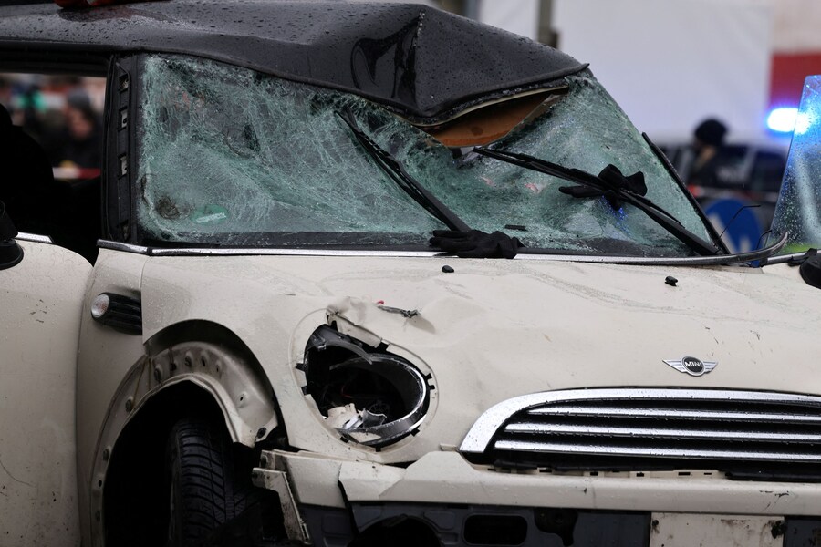 Il parabrezza danneggiato di un’auto è raffigurato dopo che si è schiantata sulla folla a Monaco, in Germania, il 13 febbraio 2025, ferendo diverse persone REUTERS/Wolfgang Rattay (REUTERS)