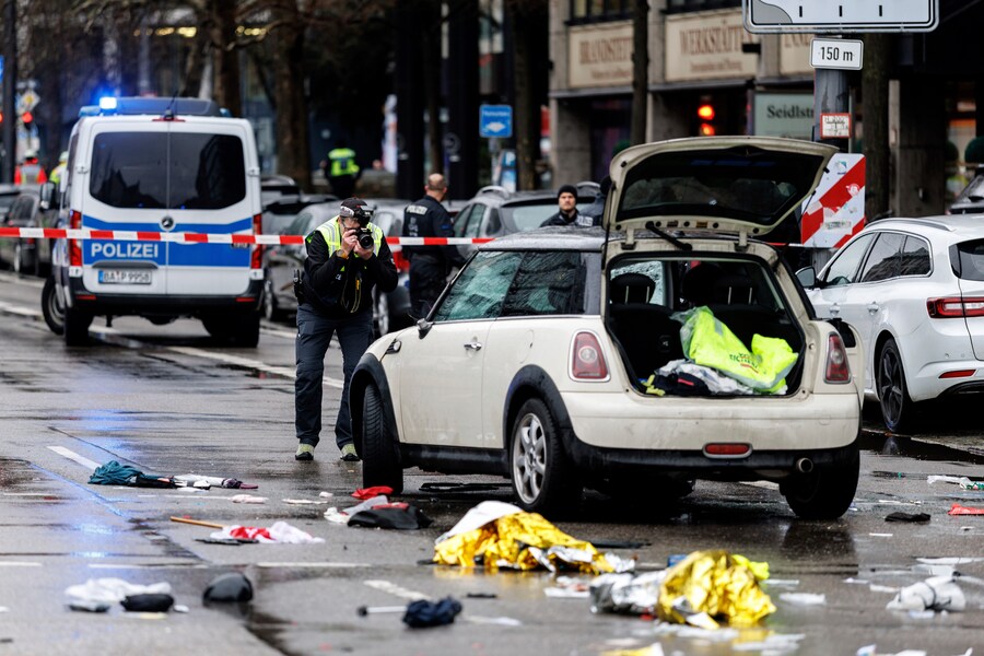 I servizi di emergenza intervengono sulla scena di un incidente dopo che un conducente ha investito un gruppo di persone a Monaco, in Germania (Matthias Balk/dpa via AP) (APN)