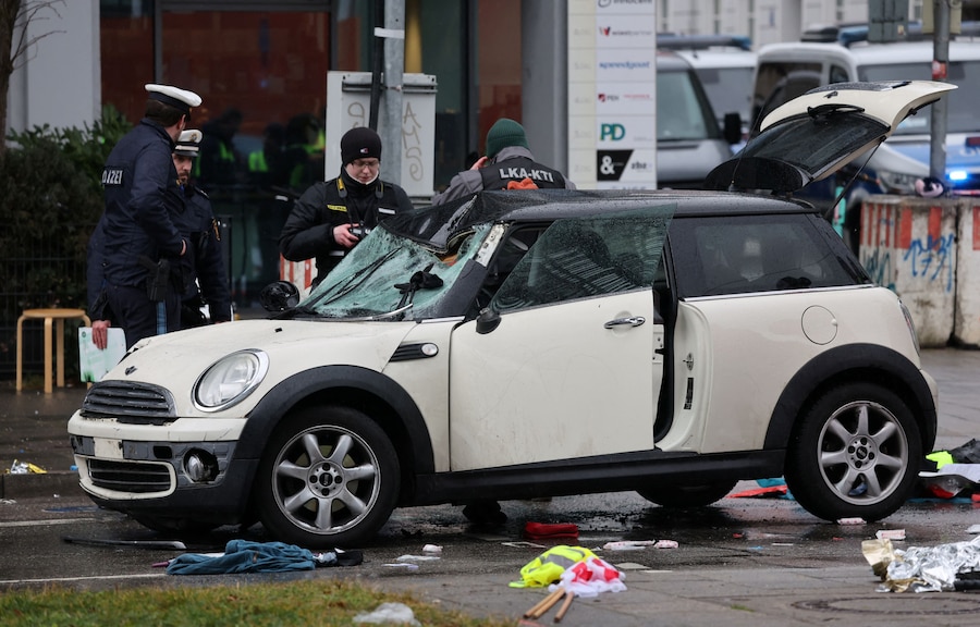 La polizia interviene su un’auto che si è schiantata sulla folla a Monaco, in Germania, il 13 febbraio 2025, ferendo diverse persone. REUTERS/Wolfgang Rattay (REUTERS)