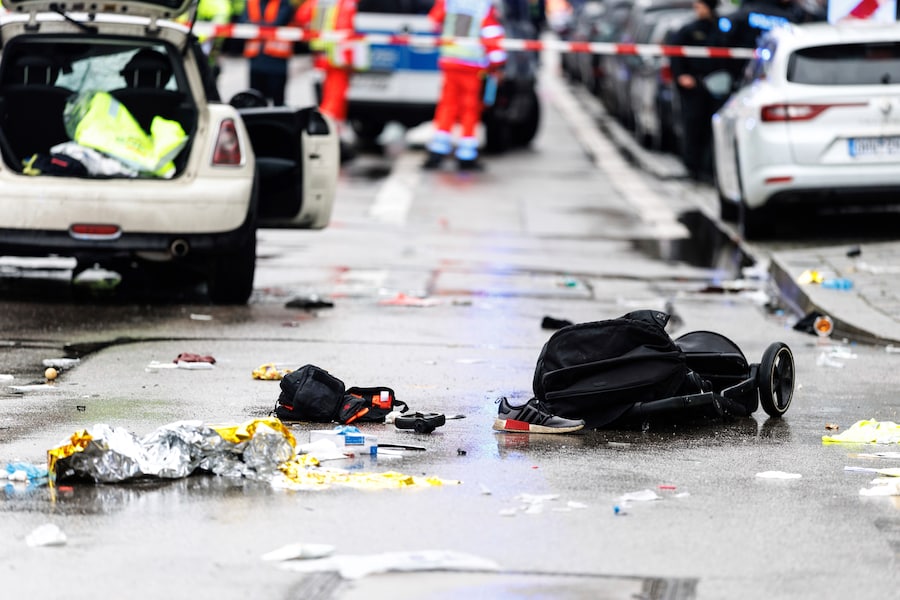 I servizi di emergenza intervengono sulla scena di un incidente dopo che un conducente ha investito un gruppo di persone a Monaco, in Germania. (Matthias Balk/dpa via AP) (APN)