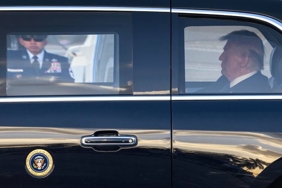 Il Presidente degli Stati Uniti Donald J. Trump è seduto nell’auto di Stato presidenziale degli Stati Uniti, chiamata anche “La Bestia”, dopo essere sbarcato dall’Air Force One al suo arrivo all’aeroporto di West Palm Beach a West Palm Beach. (EPA)