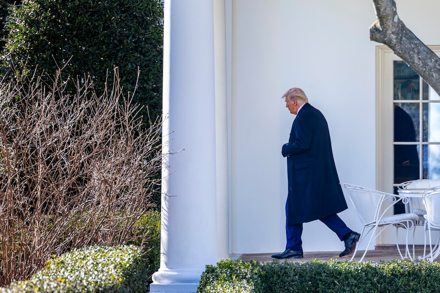Il Presidente degli Stati Uniti Donald Trump cammina dallo Studio Ovale al Marine One sul prato sud della Casa Bianca a Washington. (EPA)