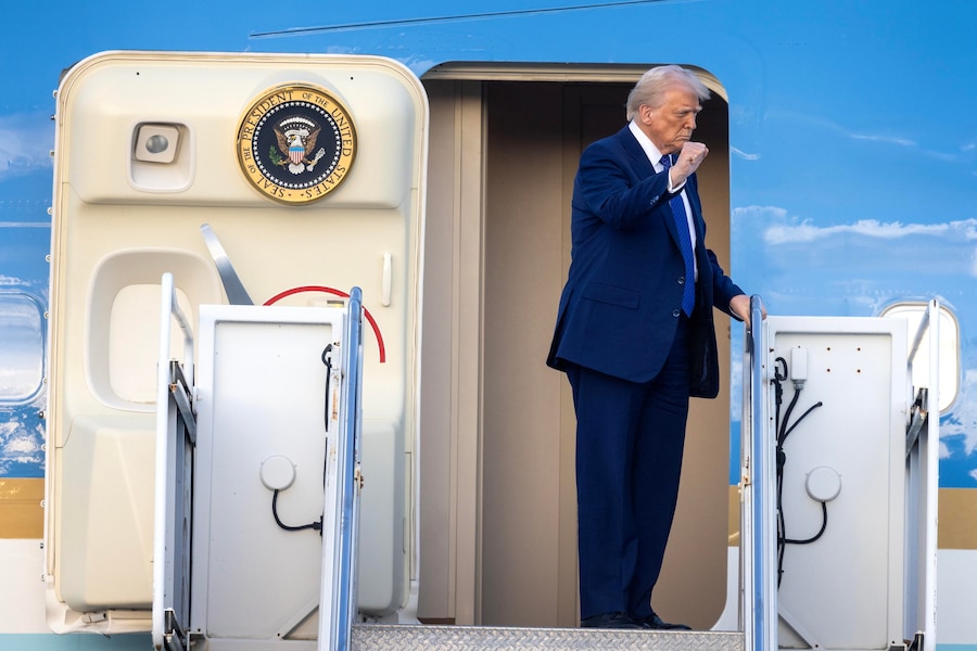 Il Presidente degli Stati Uniti Donald J. Trump sbarca dall’Air Force One dopo essere arrivato all’aeroporto di West Palm Beach a West Palm Beach. (EPA)