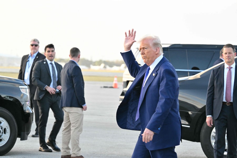 Il Presidente degli Stati Uniti Donald Trump saluta con la mano dopo essere sceso dall’Air Force One all’arrivo all’aeroporto internazionale di Palm Beach a West Palm Beach. (AFP)