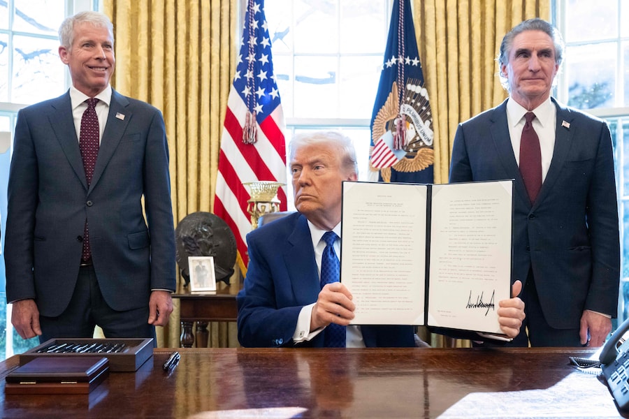 Il presidente degli Stati Uniti Donald Trump mostra l’ordine esecutivo che ha firmato per bloccare i fondi federali alle scuole e alle università che impongono l’obbligo di vaccino contro il coronavirus nello Studio Ovale della Casa Bianca a Washington. (AFP)