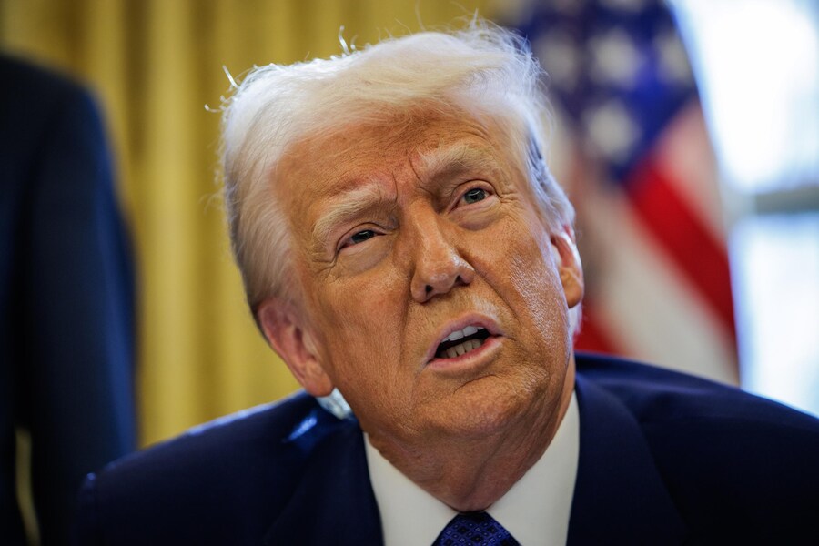 Il Presidente degli Stati Uniti Donald Trump parla ai media mentre firma gli ordini esecutivi nello Studio Ovale alla Casa Bianca a Washington. (EPA)