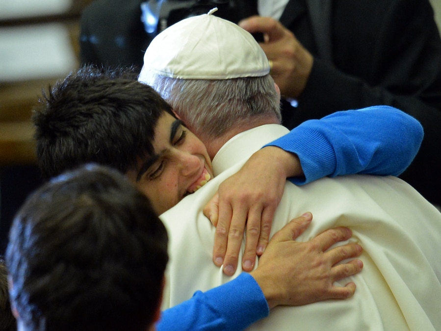 Una persona abbraccia Papa Francesco durante l’udienza ai partecipanti all’incontro organizzato dal “Banco Alimentare” il 3 ottobre 2015 nell’Aula Paolo VI in Vaticano. (Photo by FILIPPO MONTEFORTE / AFP) (AFP)