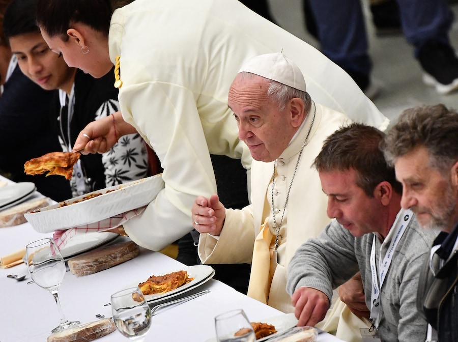 Papa Francesco (C) pranza con gli ospiti il 17 novembre 2019, nell’Aula Paolo VI in Vaticano, in occasione della Giornata Mondiale dei Poveri. (Photo by Vincenzo PINTO / AFP) (AFP)