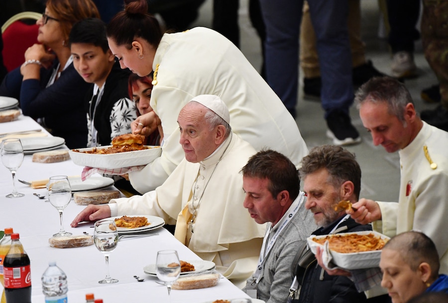 Papa Francesco (C) pranza con gli ospiti il 17 novembre 2019, nell’Aula Paolo VI in Vaticano, in occasione della Giornata Mondiale dei Poveri. (Photo by Vincenzo PINTO / AFP) (AFP)