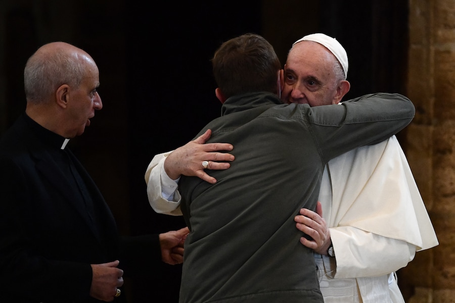 Papa Francesco abbraccia un uomo durante un incontro con i poveri nella Basilica di Santa Maria degli Angeli, vicino ad Assisi, il 12 novembre 2021. Papa Francesco si recherà nella città di Assisi il 12 novembre per un incontro privato con i poveri, in preparazione alla Giornata Mondiale dei Poveri. (Photo by Filippo MONTEFORTE / AFP) (AFP)