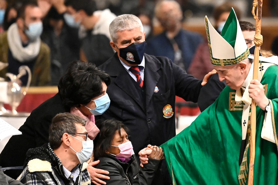 Papa Francesco benedice i fedeli al termine della messa in occasione della Giornata mondiale dei poveri della Chiesa cattolica romana, nella Basilica di San Pietro in Vaticano il 14 novembre 2021. (Photo by Alberto PIZZOLI / AFP) (AFP)