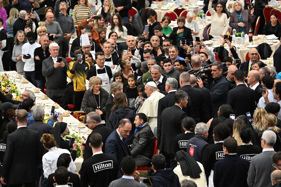 Papa Francesco (al centro) arriva a partecipare a un pranzo nell’Aula Paolo VI per la Giornata Mondiale dei Poveri in Vaticano, il 19 novembre 2023. (Photo by Andreas SOLARO / AFP) (AFP)