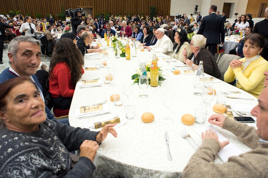 Questa immagine diffusa dalla sala stampa vaticana (Osservatore Romano) mostra Papa Francesco (a destra) mentre partecipa a un pranzo con 500 persone bisognose e coloro che le assistono il 19 novembre 2017 in Vaticano. Papa Francesco ha celebrato una messa il 19 novembre in occasione della prima Giornata mondiale dei poveri. (Photo by HO / OSSERVATORE ROMANO / AFP) (AFP)