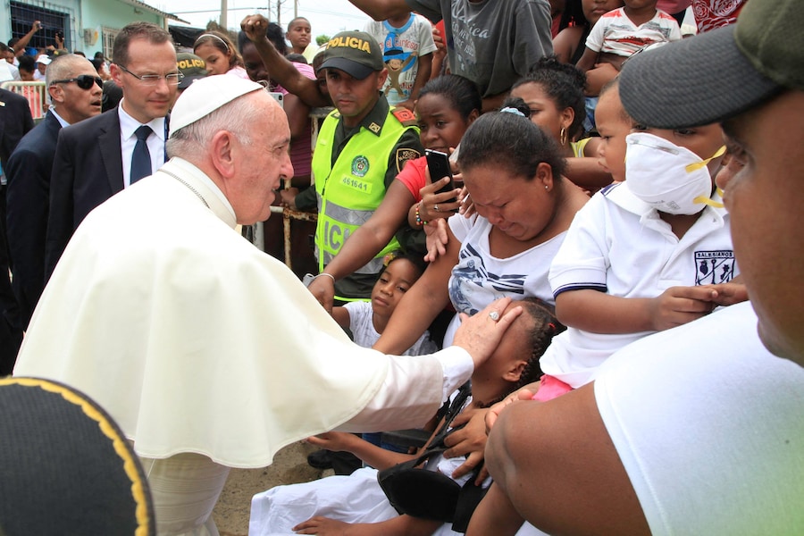 Cartagena, 10 settembre 2017 (Notimex-Conferencia Episcopal Colombiana).-El Papa Francisco bendijo a niños y niñas con dificultades de salud en Cartagena. (Photo by CONFERENCIA EPISCOPAL COLOMBIANA / NOTIMEX / Notimex via AFP) (Notimex via AFP)
