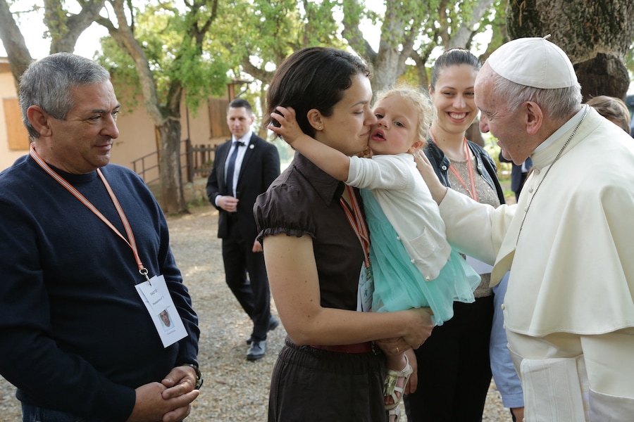 Papa Francesco si è recato oggi in visita a Nomadelfia, peculiare comunità cattolica situata nel cuore della Toscana, dove ha reso omaggio al suo fondatore, don Zeno Saltini, che fondando la sua opera sfidò tutte le regole dell’individualismo e della diffidenza ecclesiastica.. (Photo by CORTESÍA / NOTIMEX / Notimex via AFP) (Notimex via AFP)