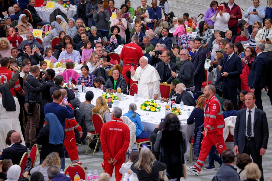 Papa Francesco partecipa al pranzo organizzato in occasione della Giornata Mondiale dei Poveri nell’Aula Paolo VI in Vaticano, il 17 novembre 2024. (Photo by Massimo Valicchia / NurPhoto / NurPhoto via AFP) (NurPhoto via AFP)