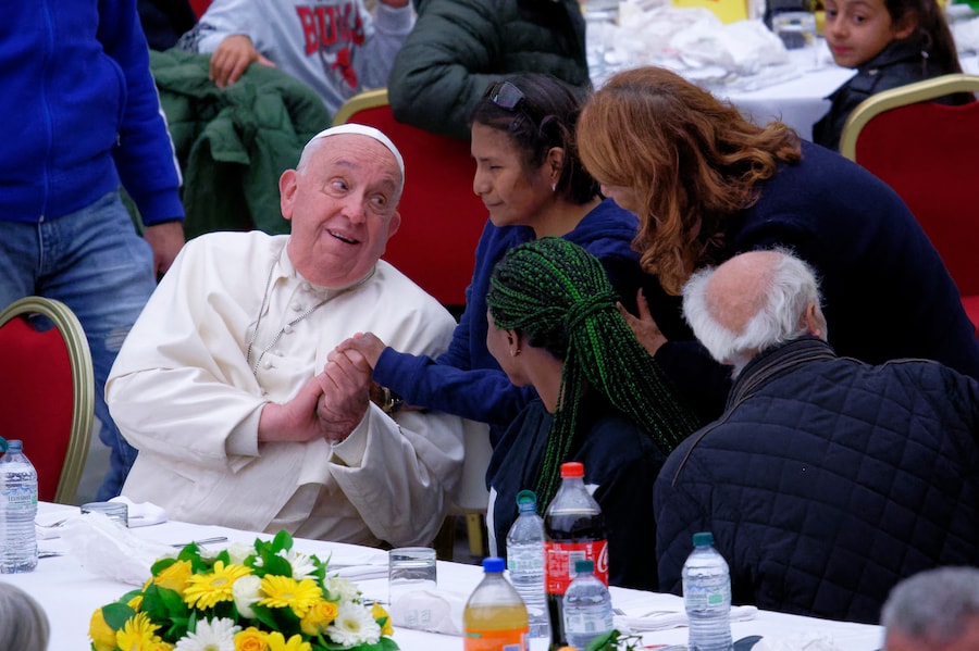 Papa Francesco partecipa al pranzo organizzato in occasione della Giornata Mondiale dei Poveri nell’Aula Paolo VI in Vaticano, il 17 novembre 2024) (Photo by Massimo Valicchia / NurPhoto / NurPhoto via AFP) (NurPhoto via AFP)