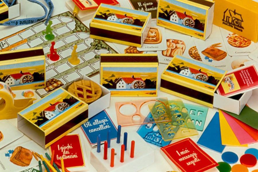 Nel 1983 nei pacchi delle merende vengono inserite le Sorpresine: dalle gommine ai pastelli, secondo il sondaggio AstraRicerche un italiano su due ne ha ancora una a casa (Mulino Bianco)
