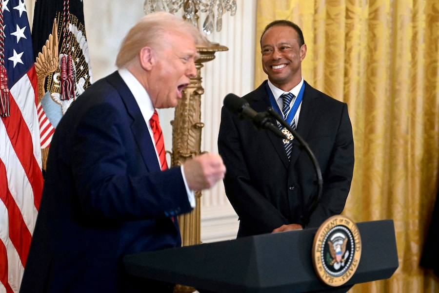 Il presidente Donald Trump parla mentre il golfista Tiger Woods ascolta durante un ricevimento per il Black History Month nella Sala Est della Casa Bianca, giovedì 20 febbraio 2025. ((Apn))