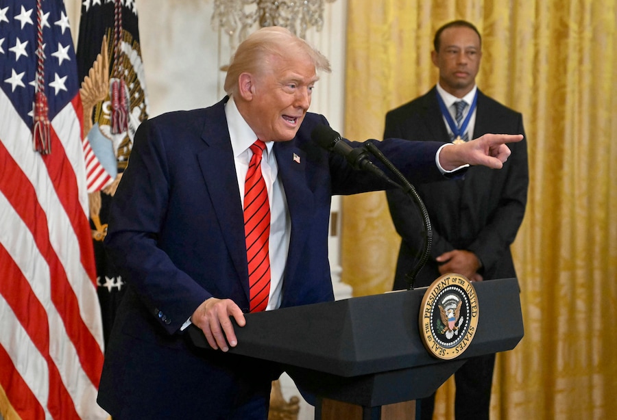 Il presidente Donald Trump parla mentre il golfista Tiger Woods ascolta durante un ricevimento per il Black History Month nella Sala Est della Casa Bianca, giovedì 20 febbraio 2025, a Washington. ((Apn))