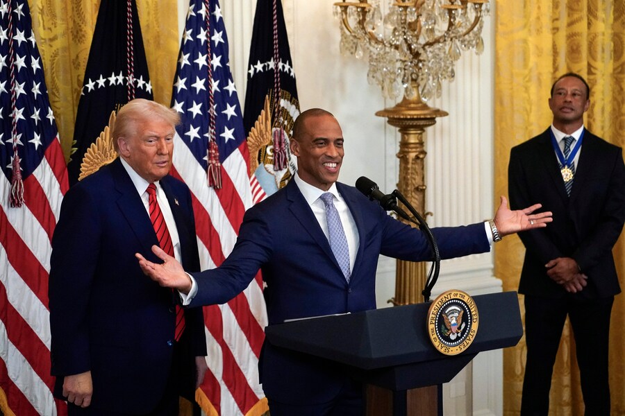 Il segretario per l’edilizia abitativa e lo sviluppo urbano Scott Turner parla mentre il presidente Donald Trump e Tiger Woods ascoltano durante un ricevimento per il Black History Month nella Sala Est della Casa Bianca giovedì 20 febbraio 2025. ((Apn))