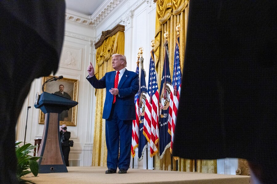 Il presidente Donald J. Trump esce dal palco dopo il suo discorso durante un ricevimento in onore del Mese della storia nera nella Sala Est della Casa Bianca a Washington, DC, USA, il 20 febbraio 2025. (EPA)