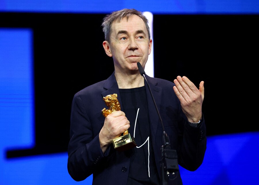 Dag Johan Haugerud tiene in mano l’Orso d’oro per il miglior film per “Dreams (Sex Love)” mentre parla durante la cerimonia di premiazione del 75° Festival internazionale del cinema di Berlino. (REUTERS)