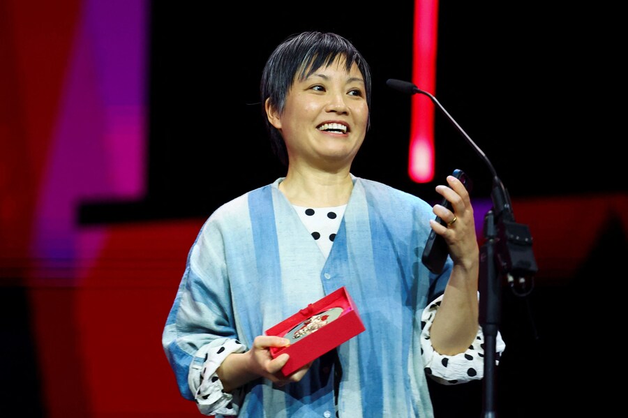 Lesley Loksi Chan riceve l’Orso d’oro per il miglior cortometraggio per “Lloyd Wong, Unfinished” durante la cerimonia di premiazione del 75° Festival internazionale del cinema di Berlino. (REUTERS)