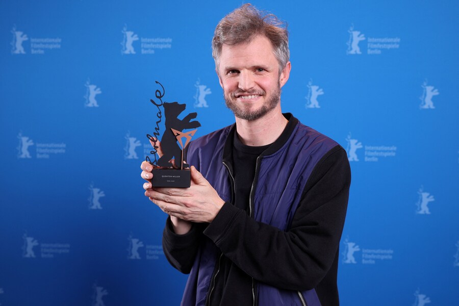 L’artista e regista australiano Quenton Miller posa con il premio Berlinale Shorts CUPRA Filmmaker Award durante il photocall dei vincitori del 75° Festival Internazionale del Cinema di Berlino. (via REUTERS)