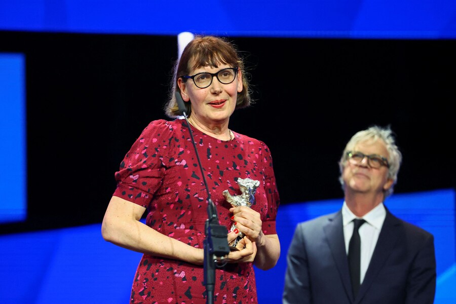 Lucile Hadzihalilovic riceve l’Orso d’Argento per l’Eccezionale Contributo Artistico per “La Tour de Glace” durante la cerimonia di premiazione del 75° Festival Internazionale del Cinema di Berlino. (REUTERS)