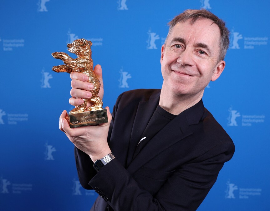 Il regista e sceneggiatore norvegese Dag Johan Haugerud posa con l’Orso d’oro per il miglior film durante il photocall della 75ª edizione del Festival internazionale del cinema di Berlino. (via REUTERS)