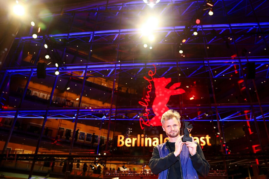 Quenton Miller posa con il Berlinale Shorts CUPRA Filmmaker Award per “Koki, Ciao” al 75° Festival Internazionale del Cinema di Berlino. (REUTERS)