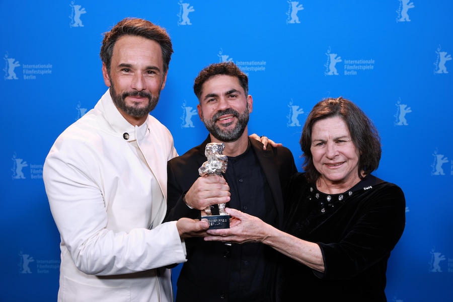 Gabriel Mascaro (C) tiene il premio Orso d’Argento della Giuria accanto a Denise Weinberg (R) e Rodrigo Santoro durante la cerimonia di chiusura del 75° Festival Internazionale del Cinema di Berlino “Berlinale”, a Berlino. (EPA)