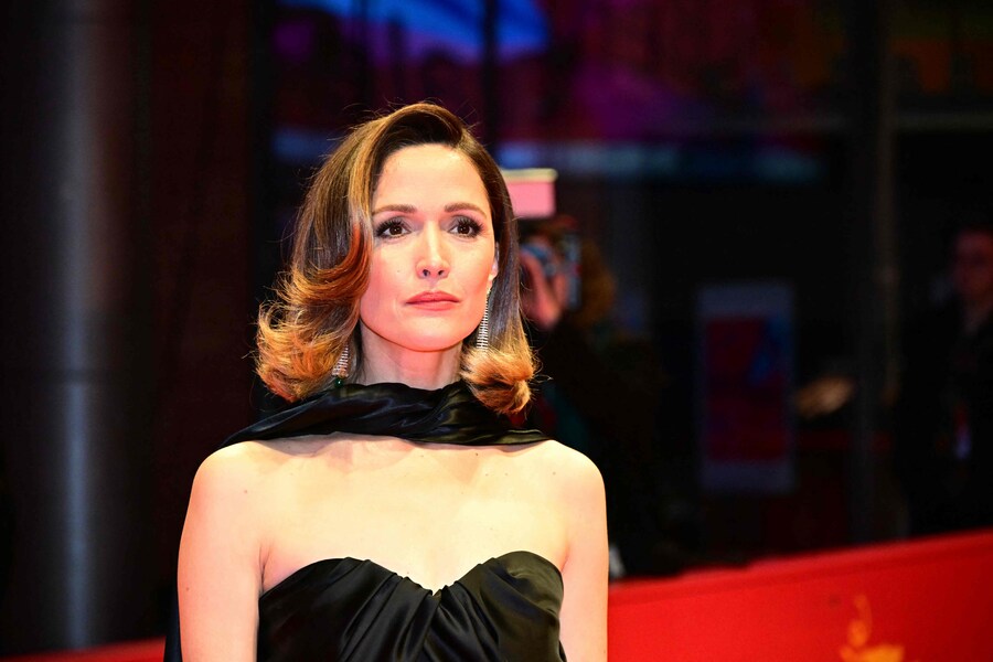 L’attrice australiana Rose Byrne posa sul red carpet del gala di chiusura del 75° Festival internazionale del cinema di Berlino. (AFP)