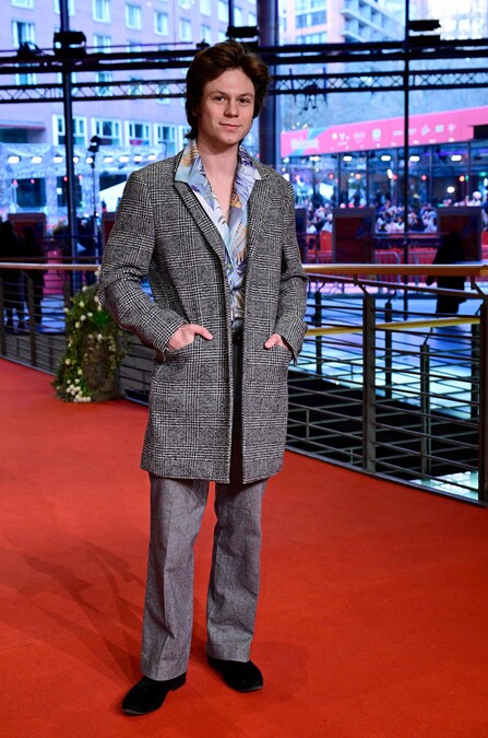 L’attore statunitense Joe Apollonio posa sul tappeto rosso per il gala di chiusura del 75° Festival internazionale del cinema di Berlino. (AFP)