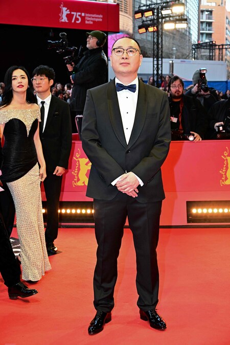 Il regista Huo Meng posa sul tappeto rosso per il gala di chiusura del 75° Festival internazionale del cinema di Berlino. (AFP)