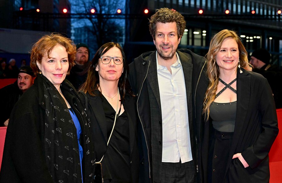 La montatrice Anne Fabini, la direttrice del casting Ulrike Müller, il produttore tedesco Tobias Walker e l’attrice tedesca Julia Jentsch posano sul tappeto rosso all’arrivo del gala di chiusura del 75° Festival internazionale del cinema di Berlino. (AFP)