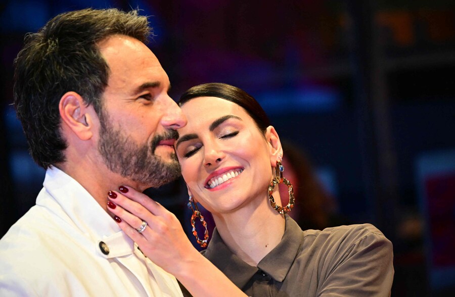 L’attore brasiliano Rodrigo Santoro e sua moglie, l’attrice brasiliana Melanie Fronckowiak, posano sul tappeto rosso al loro arrivo per il gala di chiusura del 75° Festival Internazionale del Cinema di Berlino. (AFP)